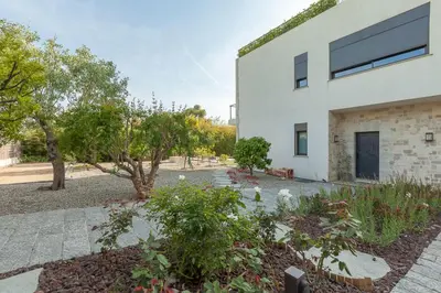 Jardin de l'établissement Villa in Juan-Les-pins with heated pool