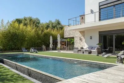 Piscine de l'établissement Villa in Juan-Les-pins with heated pool ou située à proximité