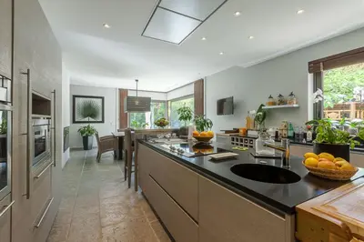 Cuisine ou kitchenette dans l'établissement Villa in Juan-Les-pins with heated pool