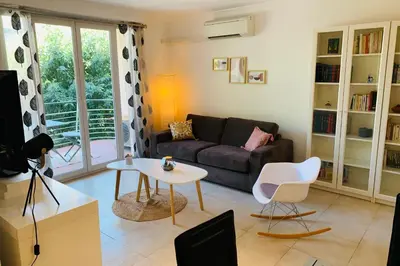 Coin salon dans l'établissement Robert Soleau bright design flat center of Antibes
