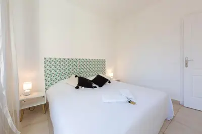 Un ou plusieurs lits dans un hébergement de l'établissement Robert Soleau bright design flat center of Antibes