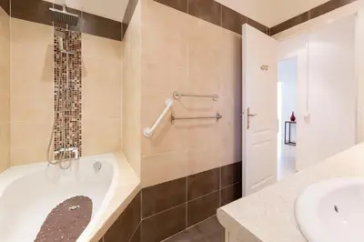 Salle de bains dans l'établissement Robert Soleau bright design flat center of Antibes