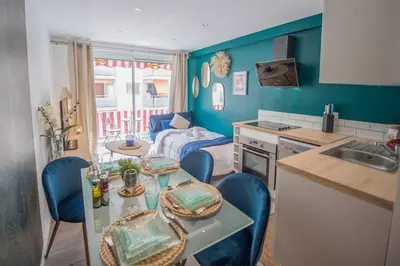 Cuisine ou kitchenette dans l'établissement 4 couchages Climatisé Direct Plage wifi parking