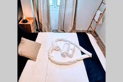 Un ou plusieurs lits dans un hébergement de l'établissement 4 couchages Climatisé Direct Plage wifi parking