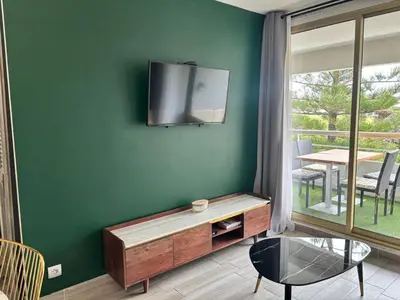 Télévision ou salle de divertissement dans l'établissement 4 pers , 100m de la plage marina baie des anges French Riviera