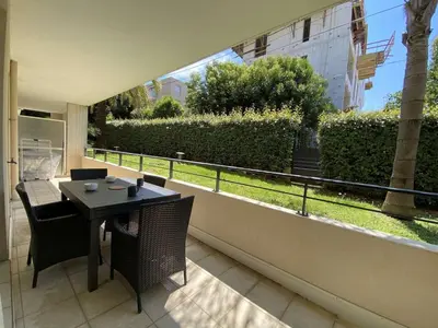 Balcon ou terrasse dans l'établissement Appartement 3P avec Terrasse et Garage, à 10min des Plages de Juan-les-Pins - FR-1-252-171
