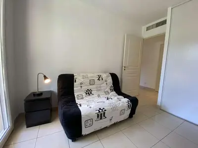 Coin salon dans l'établissement Appartement 3P avec Terrasse et Garage, à 10min des Plages de Juan-les-Pins - FR-1-252-171