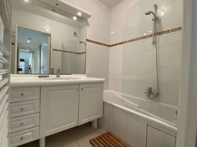 Salle de bains dans l'établissement Appartement 3P avec Terrasse et Garage, à 10min des Plages de Juan-les-Pins - FR-1-252-171