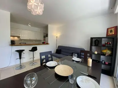 Cuisine ou kitchenette dans l'établissement Appartement 3P avec Terrasse et Garage, à 10min des Plages de Juan-les-Pins - FR-1-252-171