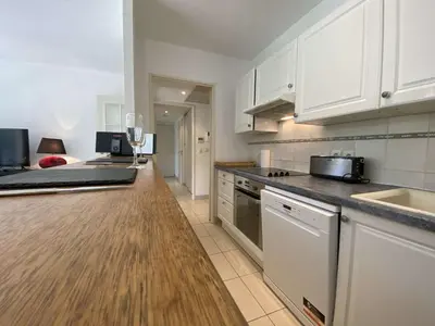 Cuisine ou kitchenette dans l'établissement Appartement 3P avec Terrasse et Garage, à 10min des Plages de Juan-les-Pins - FR-1-252-171