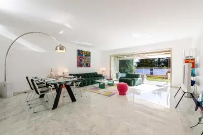 Coin salon dans l'établissement 2-Br Luxury Apartment with Sea View and Pool