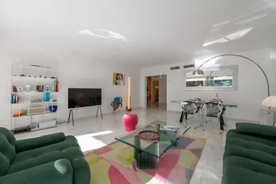 Télévision ou salle de divertissement dans l'établissement 2-Br Luxury Apartment with Sea View and Pool