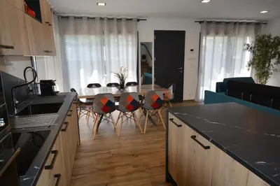 Cuisine ou kitchenette dans l'établissement Les villas du Golf Mougins