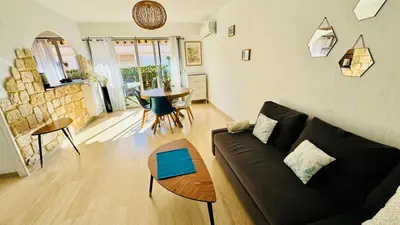 Coin salon dans l'établissement T2 appartement Golfe Juan 47m2 plages et port
