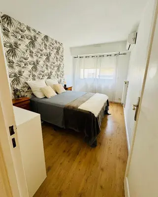 Un ou plusieurs lits dans un hébergement de l'établissement T2 appartement Golfe Juan 47m2 plages et port