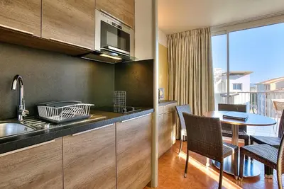Cuisine ou kitchenette dans l'établissement Appartement Port Prestige - terrasse - piscine - parking