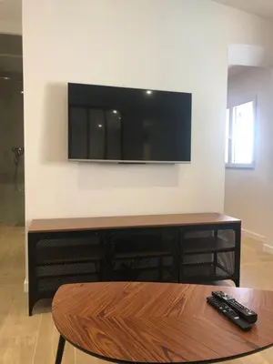 Télévision ou salle de divertissement dans l'établissement NEW - 2 pièces Vieil Antibes - Marché provençal