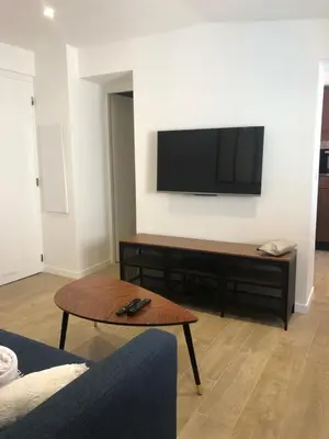 Télévision ou salle de divertissement dans l'établissement NEW - 2 pièces Vieil Antibes - Marché provençal