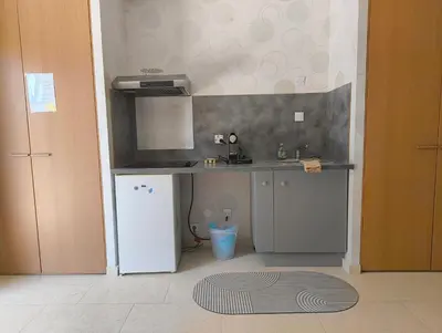 Cuisine ou kitchenette dans l'établissement Quiet Private Garden Suite with Pool