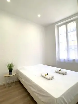 Un ou plusieurs lits dans un hébergement de l'établissement Renovated apartment AC - wifi - 2-4pers - Center Antibes rue James Close