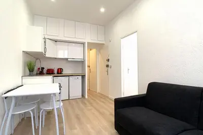 Cuisine ou kitchenette dans l'établissement Renovated apartment AC - wifi - 2-4pers - Center Antibes rue James Close