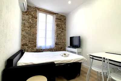 Télévision ou salle de divertissement dans l'établissement Renovated apartment AC - wifi - 2-4pers - Center Antibes rue James Close