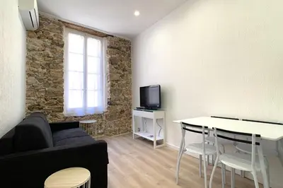Télévision ou salle de divertissement dans l'établissement Renovated apartment AC - wifi - 2-4pers - Center Antibes rue James Close