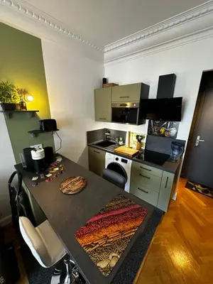 Cuisine ou kitchenette dans l'établissement STUDIO NEUF ET PROCHE DES PLAGES DE JUAN LES PINS