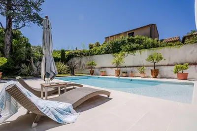 Piscine de l'établissement Villa in Cap d’Antibes near beaches ou située à proximité