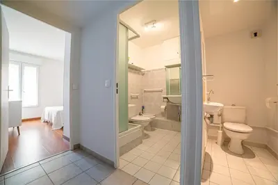 Salle de bains dans l'établissement Les Palmiers