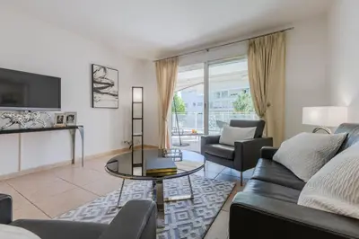 Télévision ou salle de divertissement dans l'établissement 3-Room Apartment in Prestigious Residence