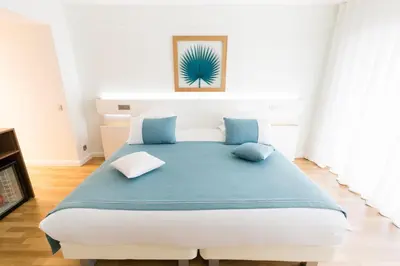 Un ou plusieurs lits dans un hébergement de l'établissement Hôtel Hélios