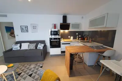 Cuisine ou kitchenette dans l'établissement Riviera Sun Standing Studio