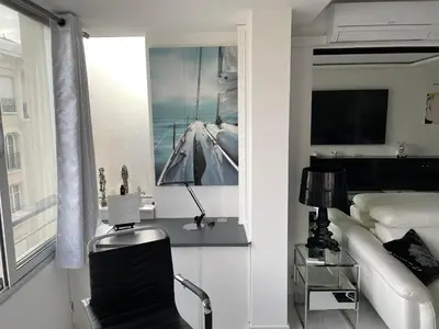 Télévision ou salle de divertissement dans l'établissement Ibis croisette