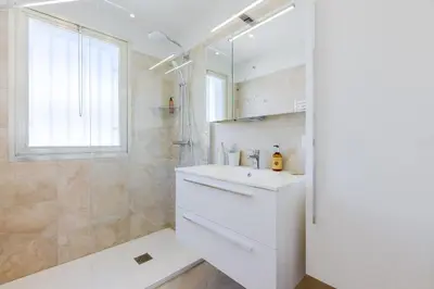 Salle de bains dans l'établissement Stylish 1-Bedroom Apartment Close to Beaches