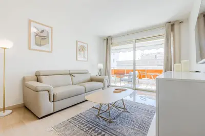 Coin salon dans l'établissement Stylish 1-Bedroom Apartment Close to Beaches