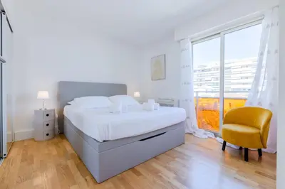 Un ou plusieurs lits dans un hébergement de l'établissement Stylish 1-Bedroom Apartment Close to Beaches