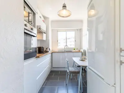 Cuisine ou kitchenette dans l'établissement Apartment L'Auteuil by Interhome