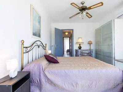 Un ou plusieurs lits dans un hébergement de l'établissement Apartment L'Auteuil by Interhome