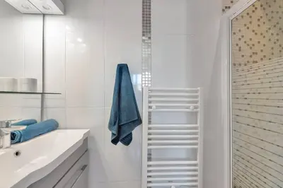 Salle de bains dans l'établissement CROISETTE BEACH - Modern 2 Bdrs Best Location!
