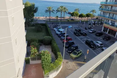 Vue générale sur la mer ou vue sur la mer prise depuis l'appartement