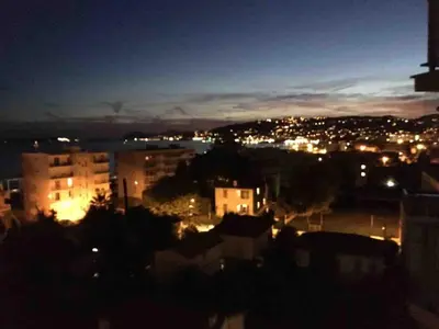 Vue générale sur Juan-les-Pins ou vue de la ville depuis l'appartement
