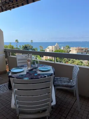 Vue générale sur la mer ou vue sur la mer prise depuis l'appartement