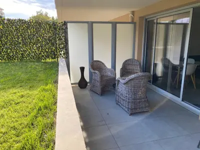 Jardin de l'établissement Fantastic Two-bedroom Apartment with garden near the beach