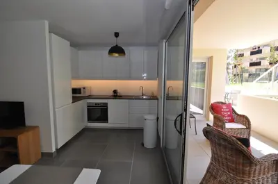 Cuisine ou kitchenette dans l'établissement Fantastic Two-bedroom Apartment with garden near the beach