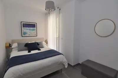 Un ou plusieurs lits dans un hébergement de l'établissement Fantastic Two-bedroom Apartment with garden near the beach