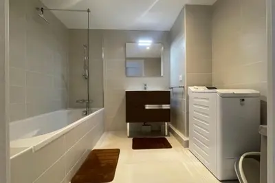Salle de bains dans l'établissement Beautiful Bright Apt At 3 Min Walk From The Beach