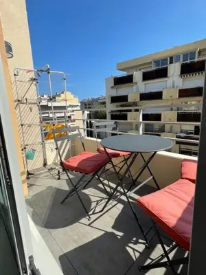 Balcon ou terrasse dans l'établissement Beautiful Bright Apt At 3 Min Walk From The Beach