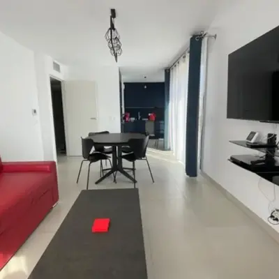 Beautiful Bright Apt At 3 Min Walk From The Beach