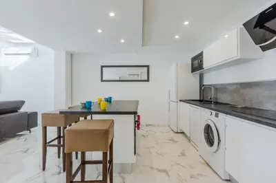 Cuisine ou kitchenette dans l'établissement 90m on the Croisette with Terrace & Sea View
